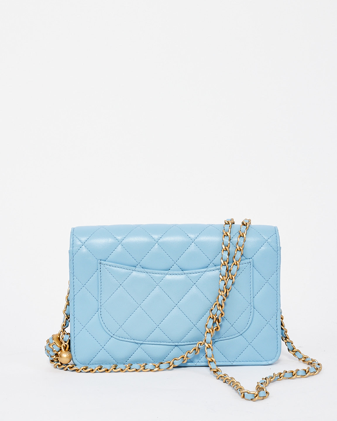 Portefeuille Chanel en cuir d'agneau bleu bébé Pearl Crush sur chaîne