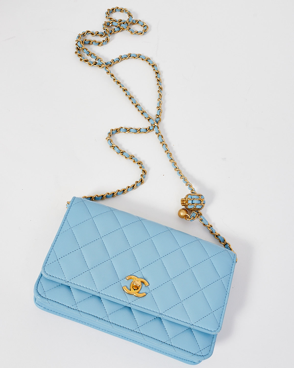 Portefeuille Chanel en cuir d'agneau bleu bébé Pearl Crush sur chaîne