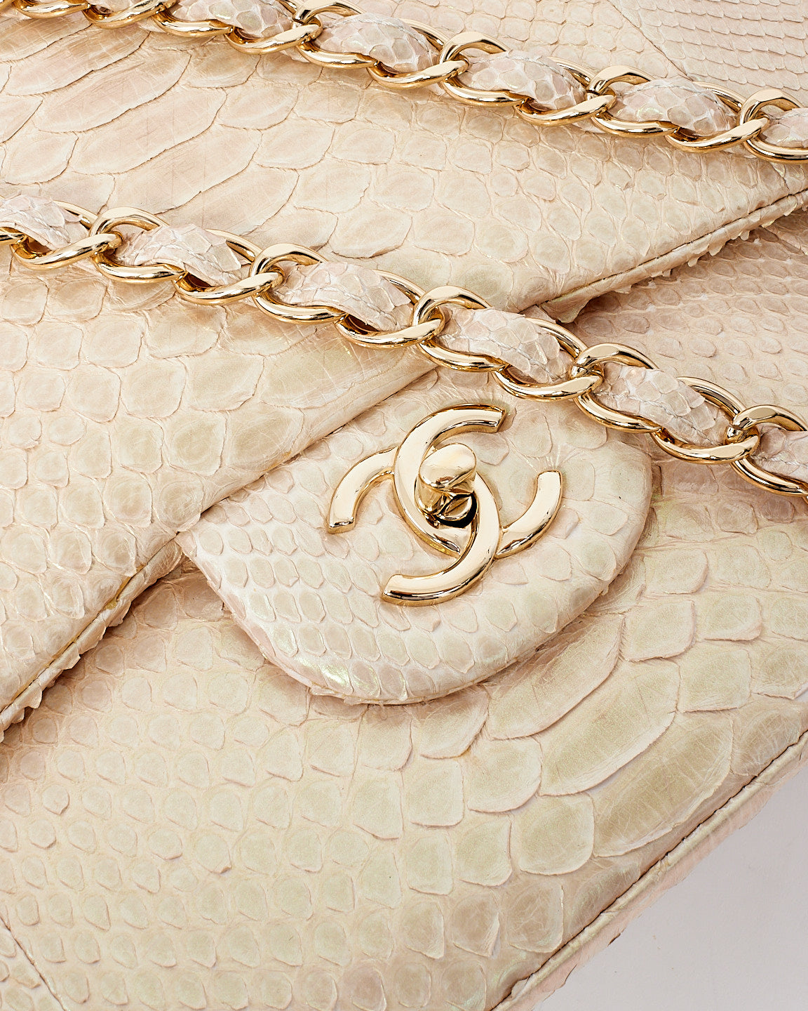 Sac à double rabat classique Jumbo en python irisé beige Chanel