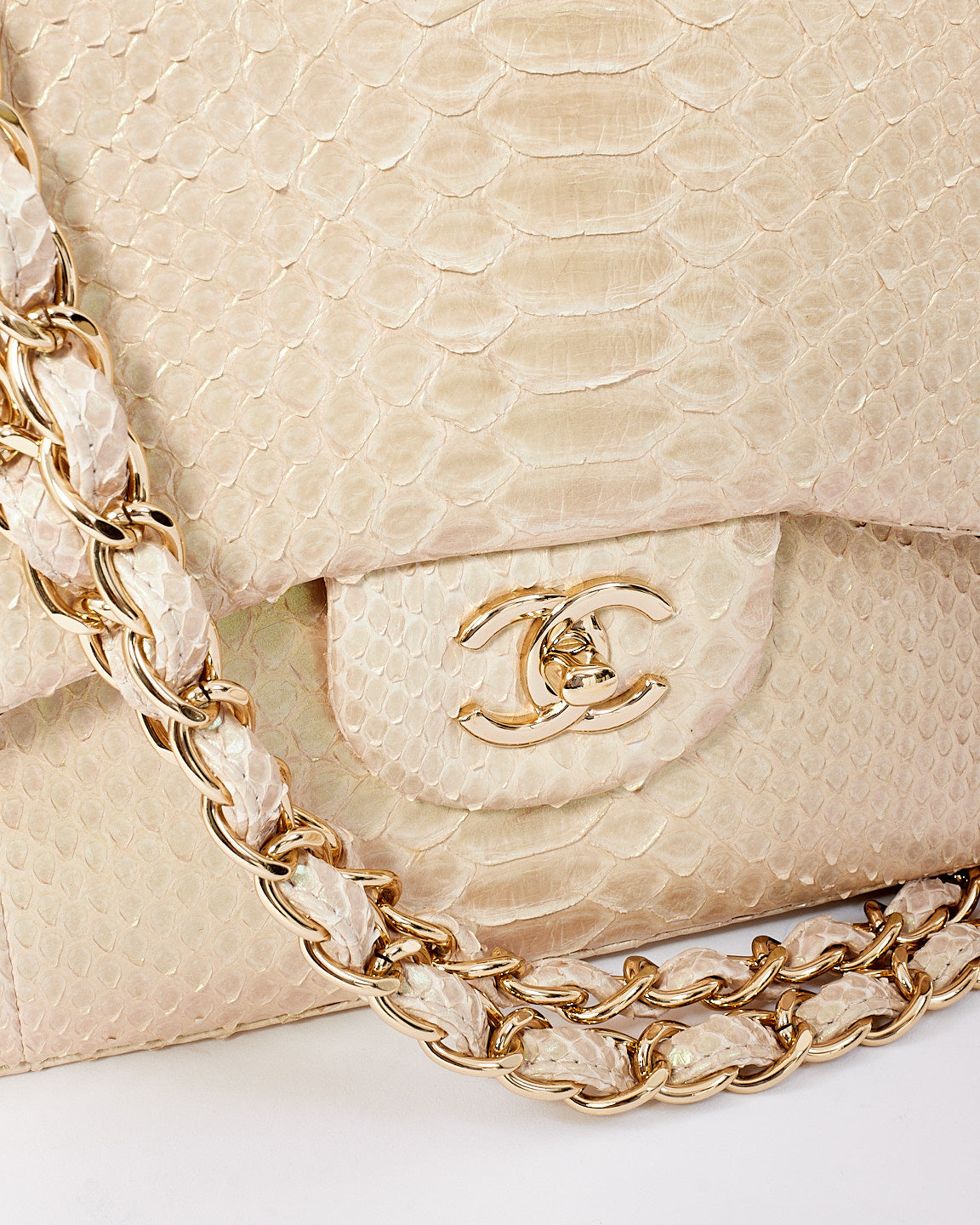 Sac à double rabat classique Jumbo en python irisé beige Chanel