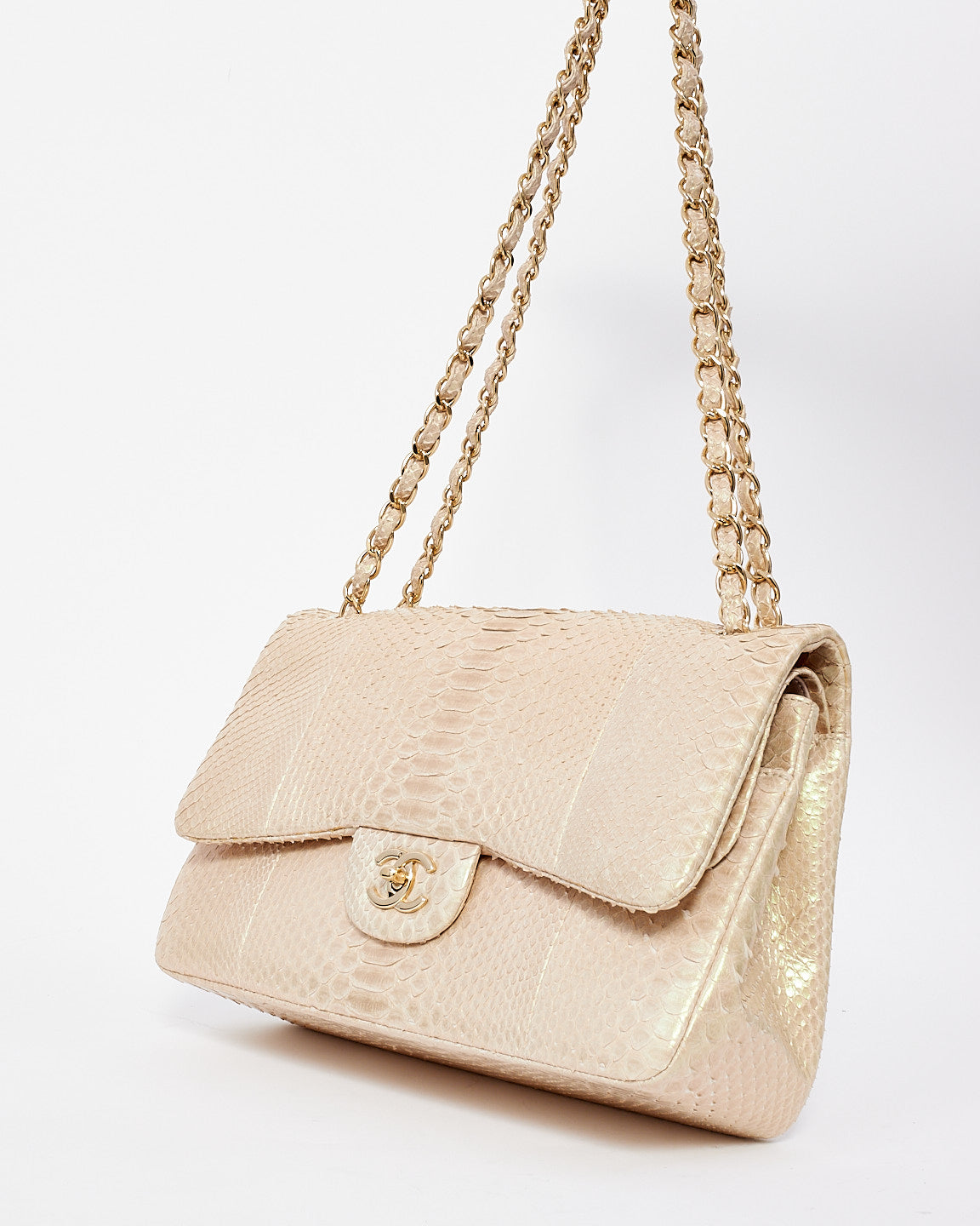 Sac à double rabat classique Jumbo en python irisé beige Chanel