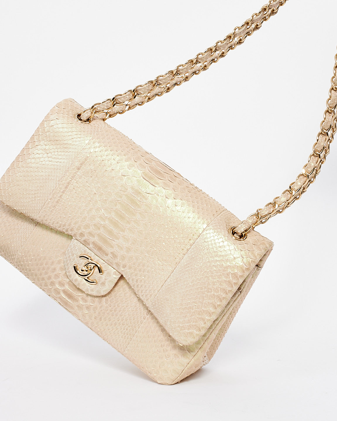 Sac à double rabat classique Jumbo en python irisé beige Chanel