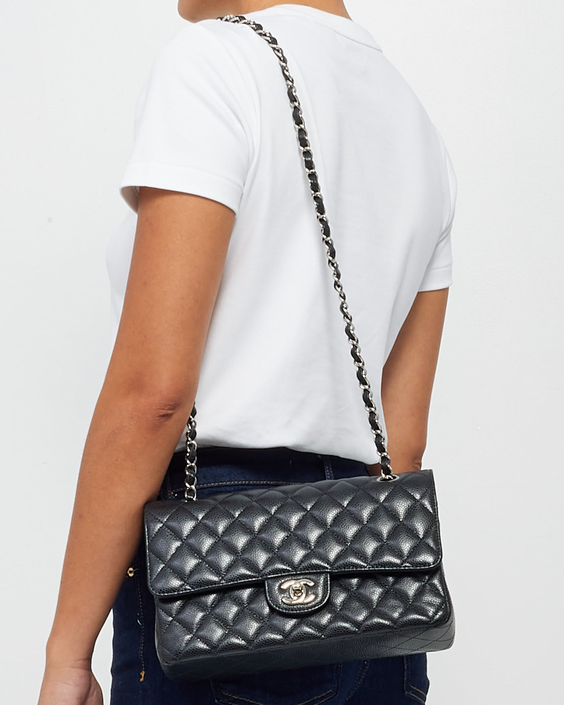 Sac à double rabat classique moyen en cuir caviar noir Chanel SHW