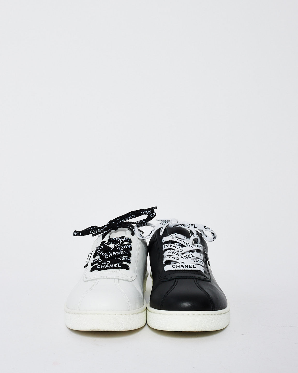 Baskets basses avec logo en cuir noir et blanc Chanel pour hommes - 43