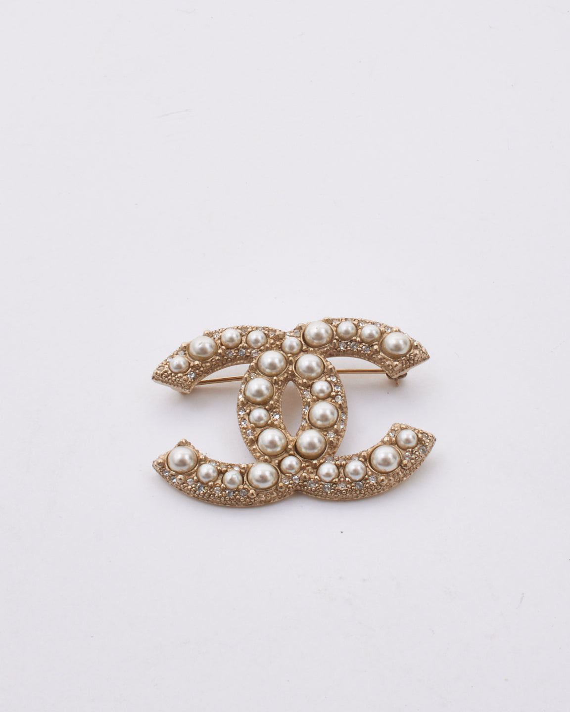 Broche Chanel en métal doré et perles