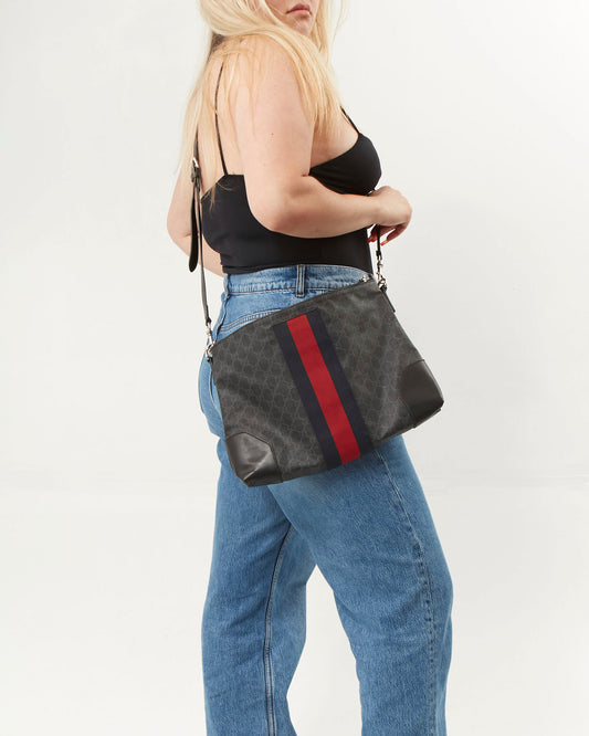 Sac messager Web Gucci GG Supreme Canvas bleu marine/rouge