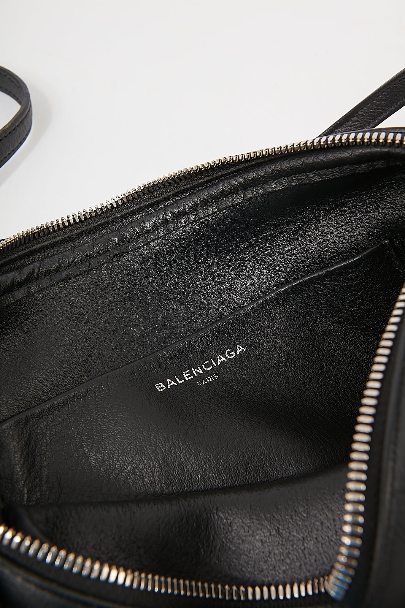 Balenciaga Sac photo Everyday Logo S en cuir noir