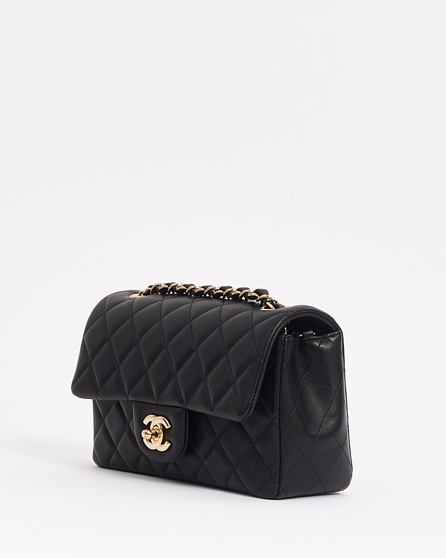 Mini sac à rabat classique en cuir d'agneau noir Chanel - GHW