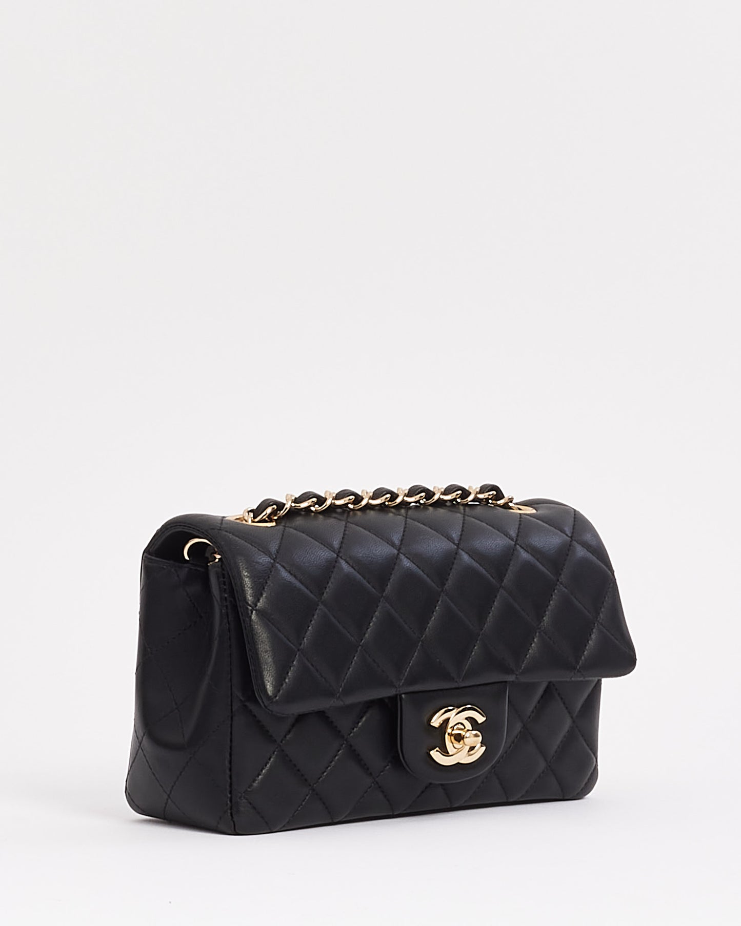 Mini sac à rabat classique en cuir d'agneau noir Chanel - GHW