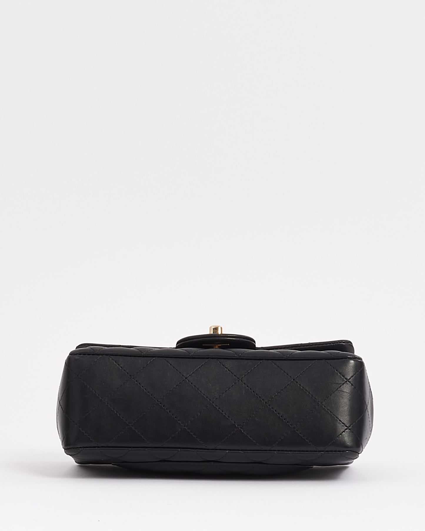 Mini sac à rabat classique en cuir d'agneau noir Chanel - GHW