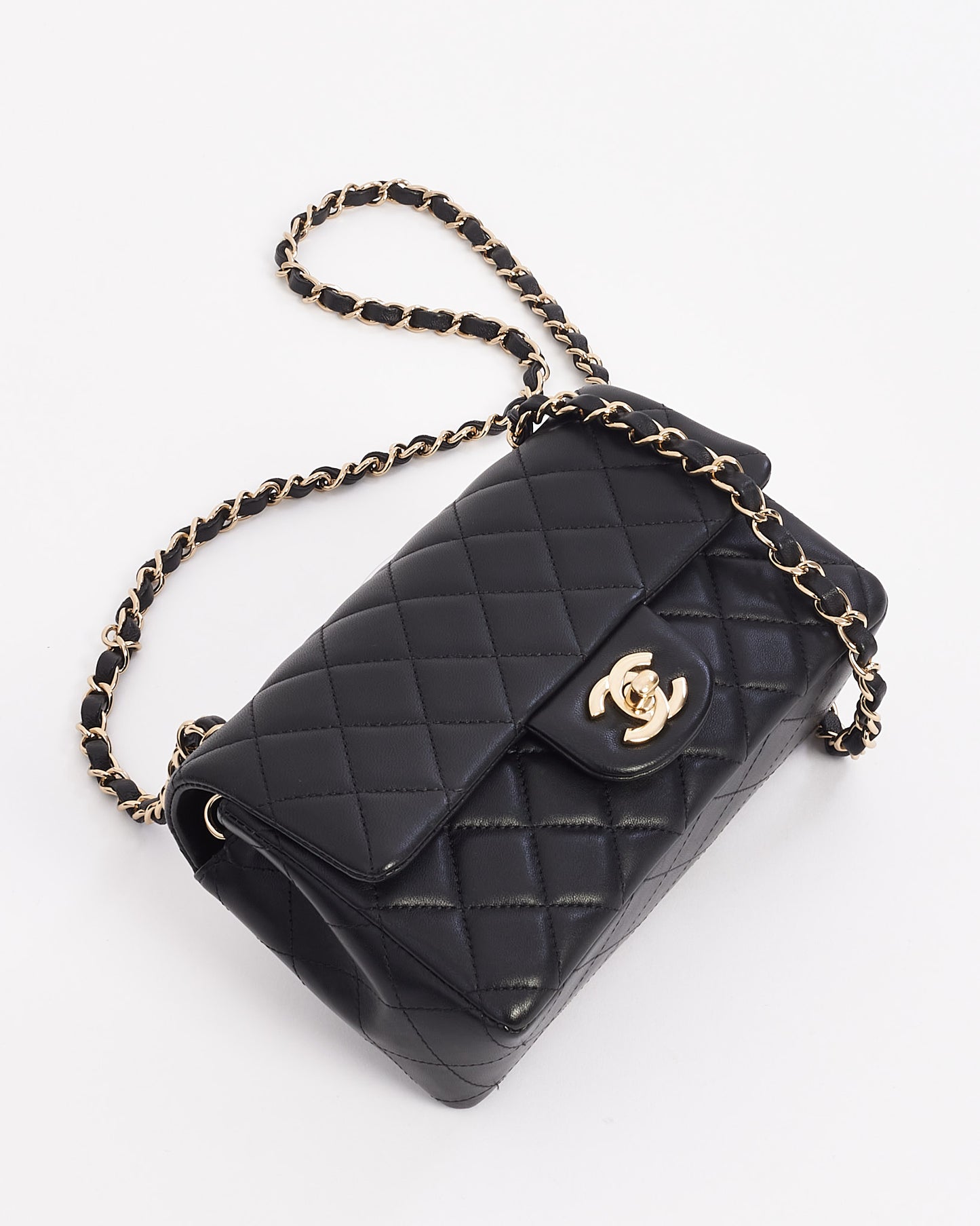 Mini sac à rabat classique en cuir d'agneau noir Chanel - GHW