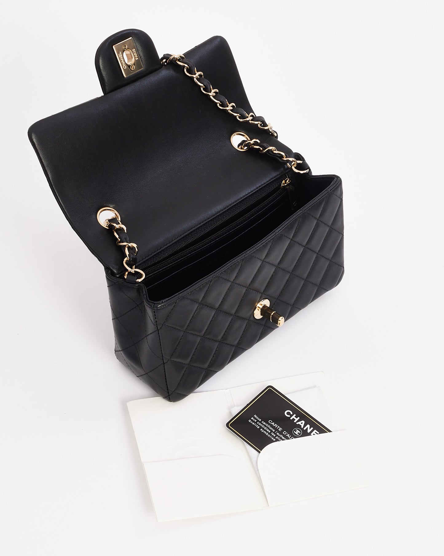 Mini sac à rabat classique en cuir d'agneau noir Chanel - GHW