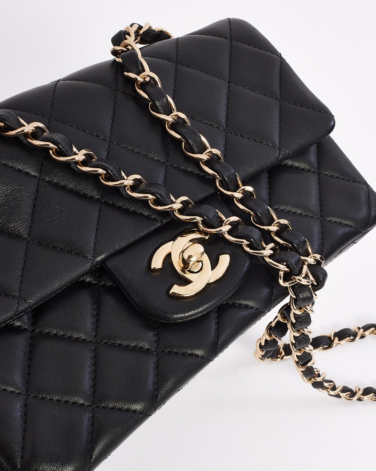 Mini sac à rabat classique en cuir d'agneau noir Chanel - GHW