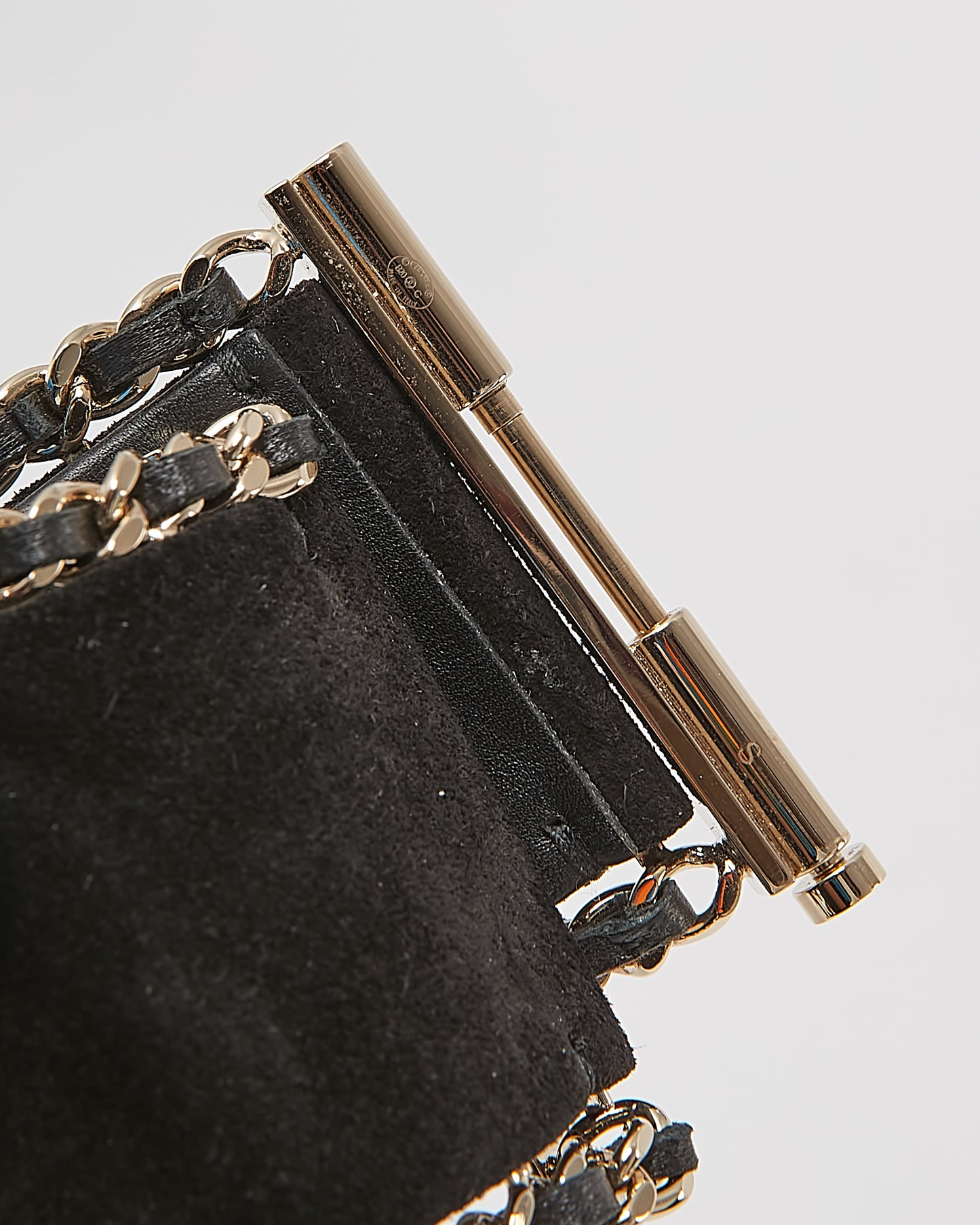 Bracelet manchette en daim avec logo noir et doré Chanel