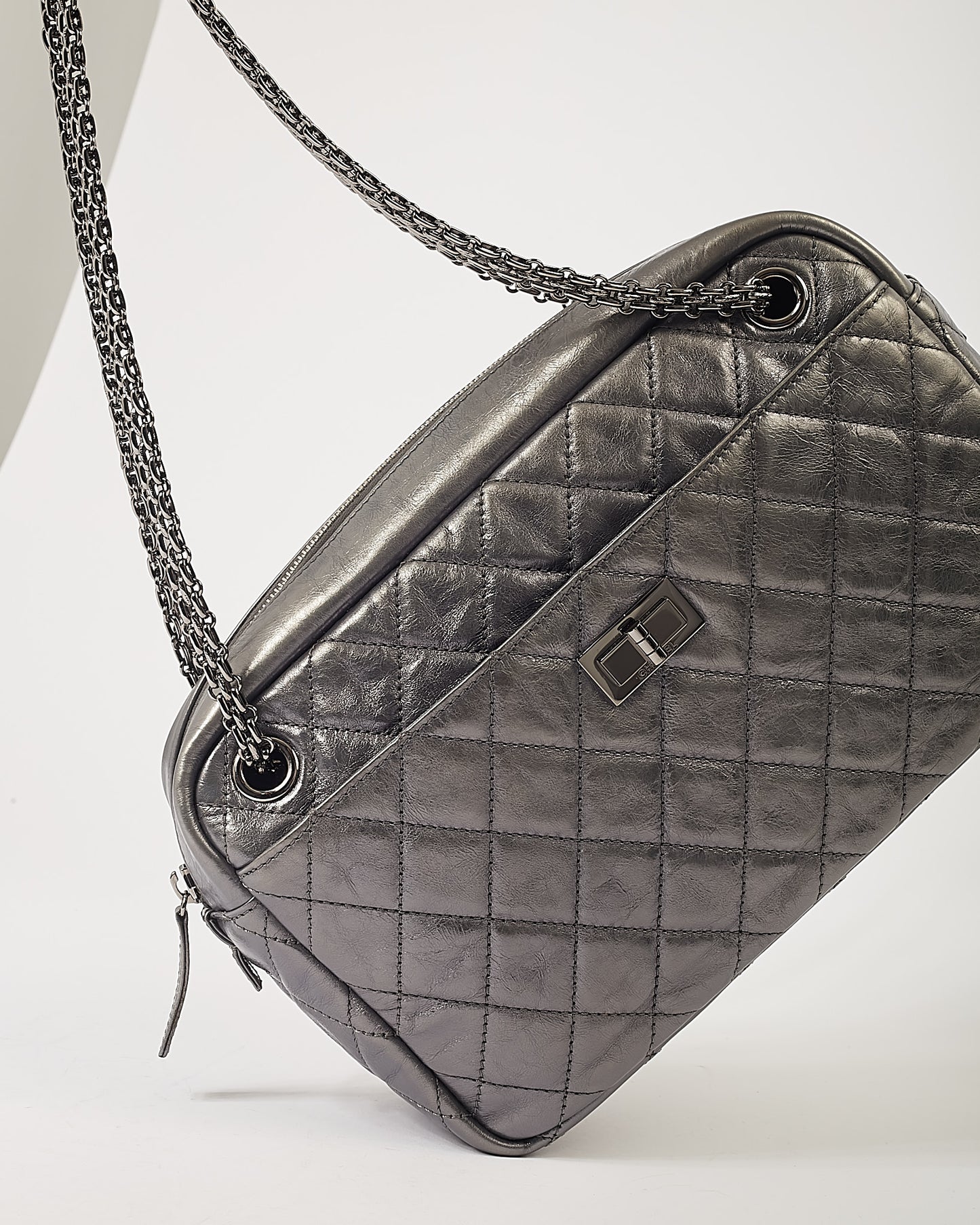 Grand sac photo réédition en cuir argenté foncé Chanel