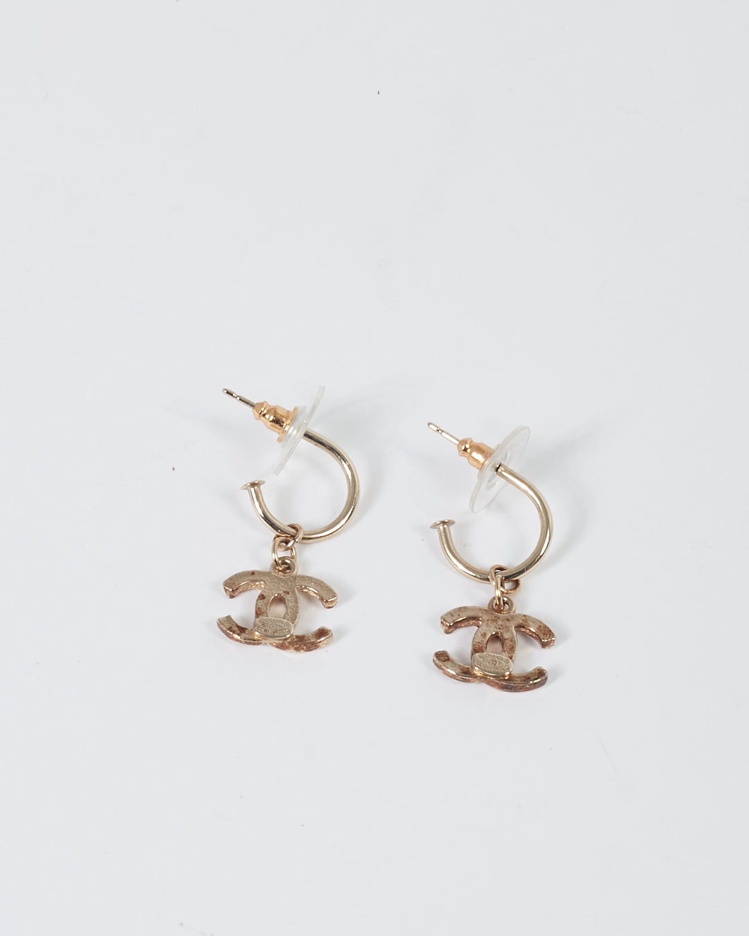 Boucles d'oreilles pendantes avec logo CC doré Chanel
