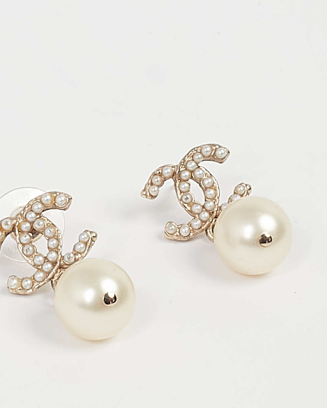 Boucles d'oreilles Chanel avec pendentif en perles et logo CC