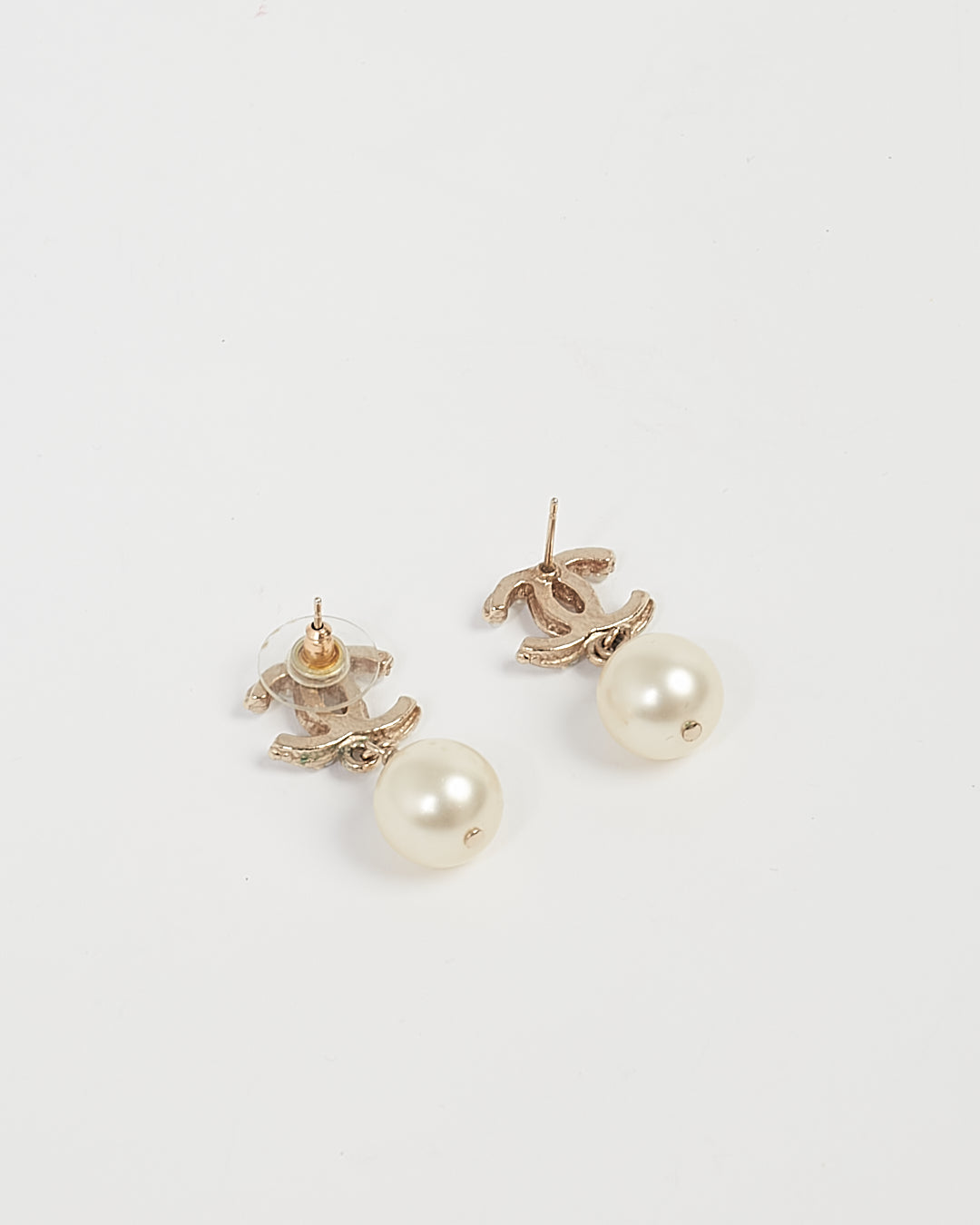 Boucles d'oreilles Chanel avec pendentif en perles et logo CC