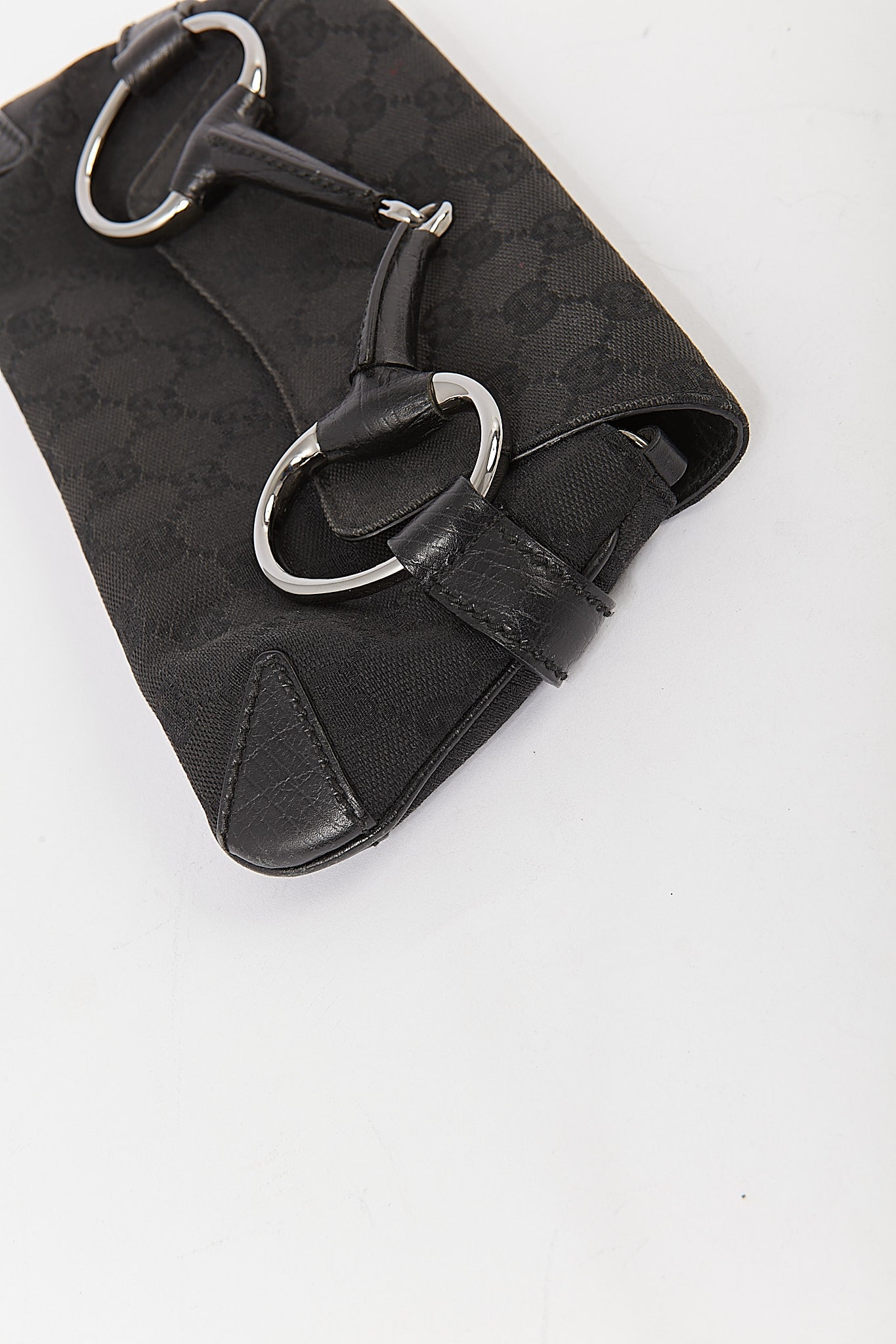 Pochette à mors en toile noire GG Gucci