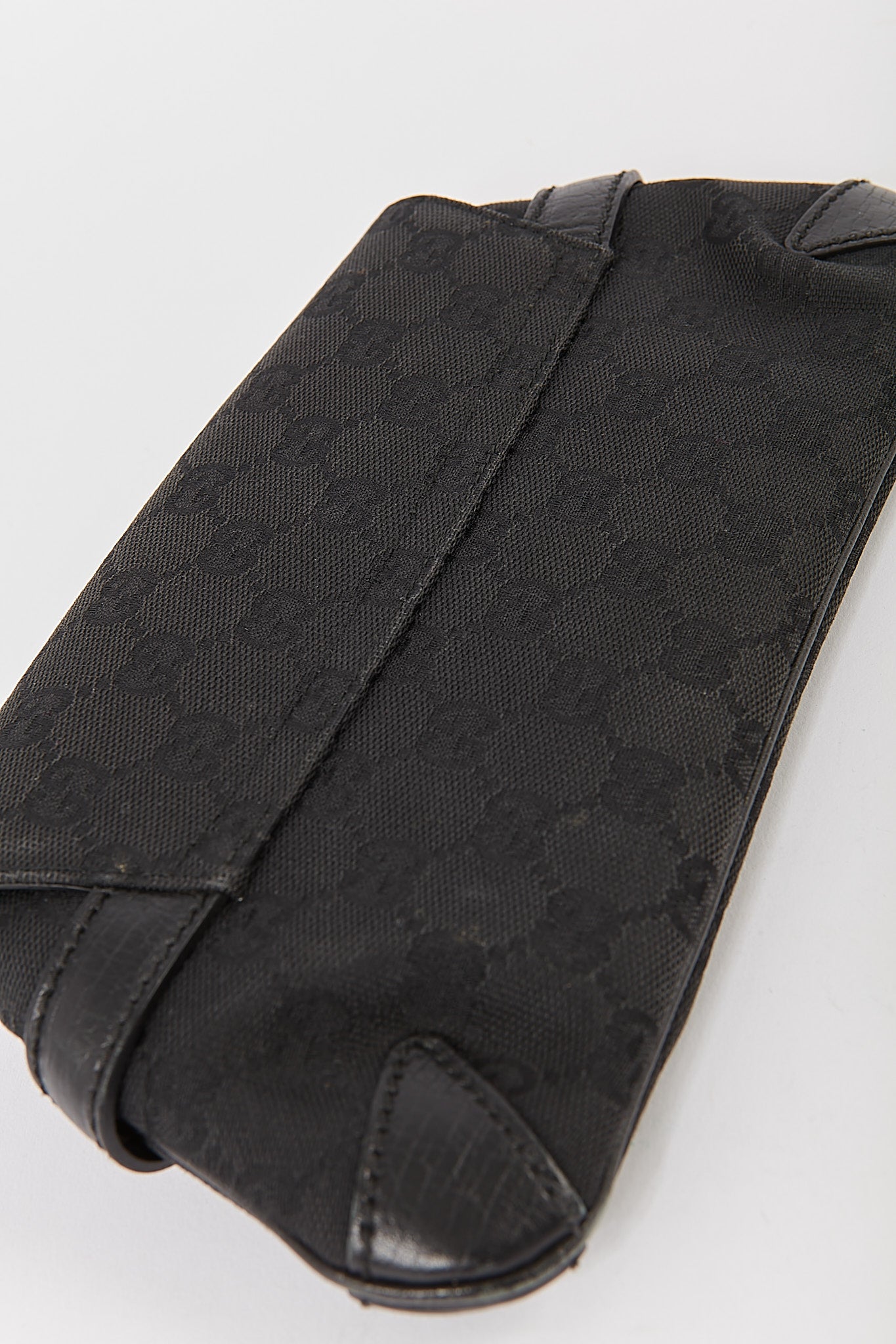 Pochette à mors en toile noire GG Gucci