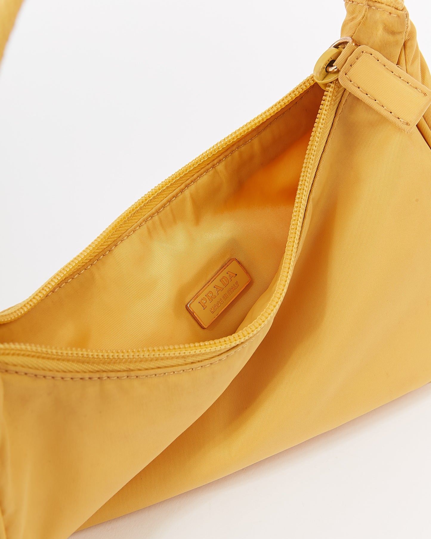 Prada Sac à bandoulière Tessuto Mini Hobo en nylon jaune 