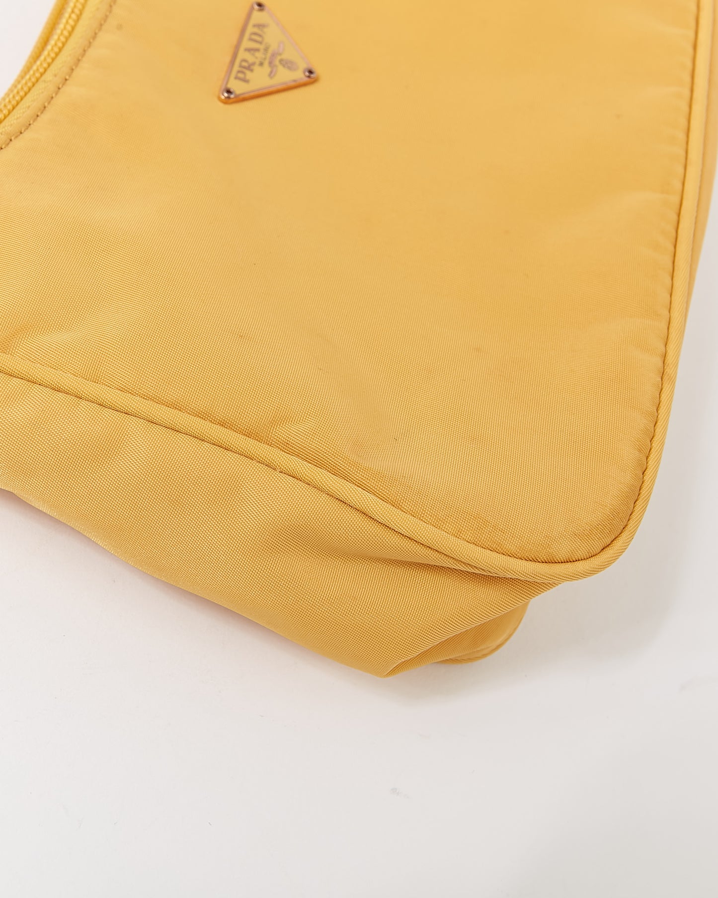 Prada Sac à bandoulière Tessuto Mini Hobo en nylon jaune 