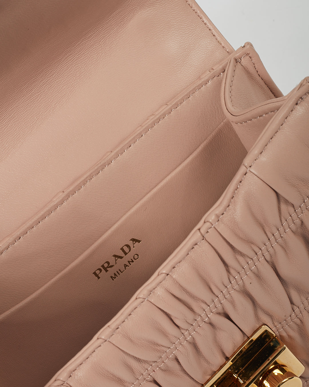 Sac à bandoulière avec chaîne et cadenas en cuir Gauffre rose Prada