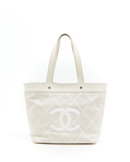 Sac fourre-tout perforé CC en cuir blanc Chanel