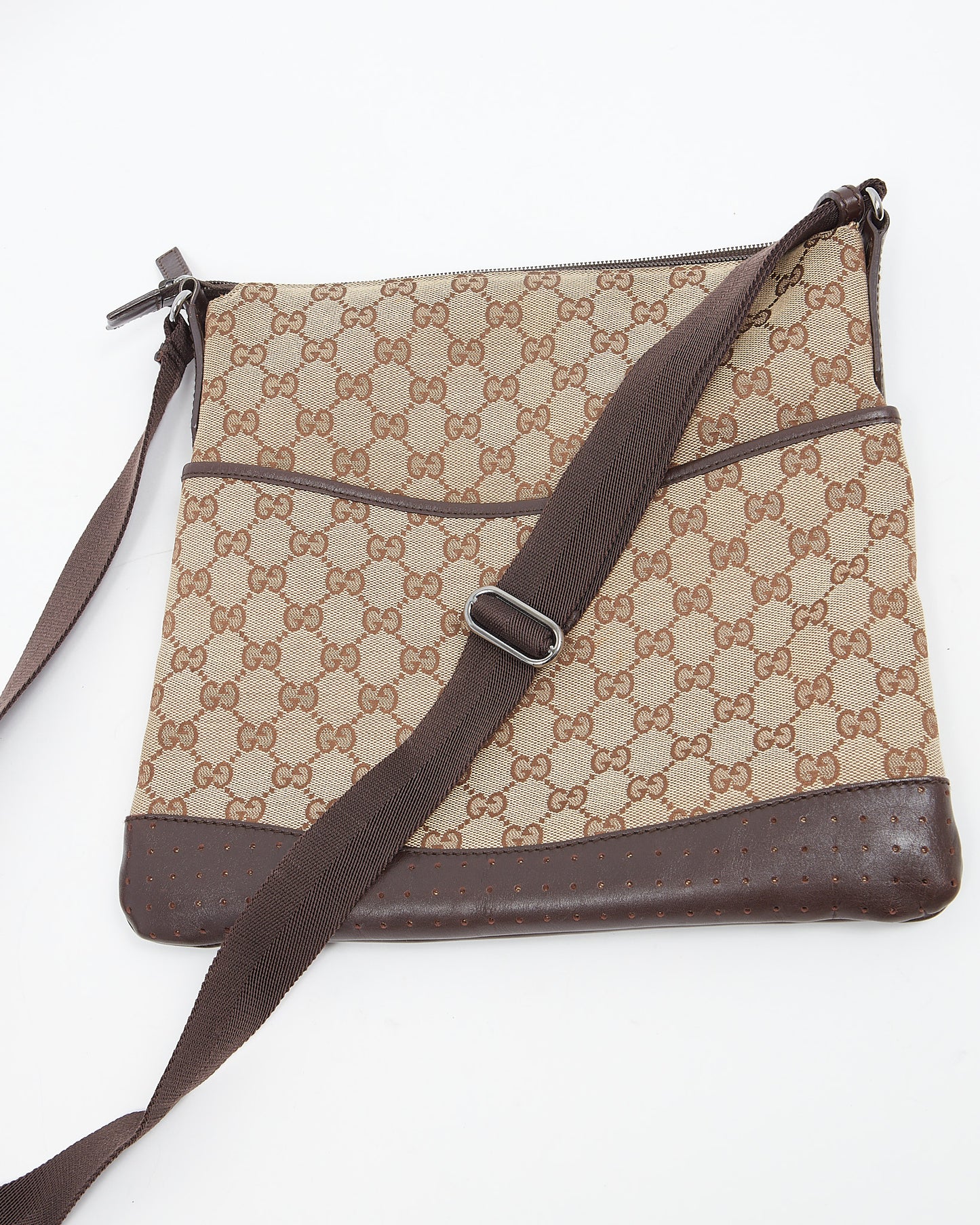 Sac à bandoulière plat en cuir perforé en toile marron GG Gucci