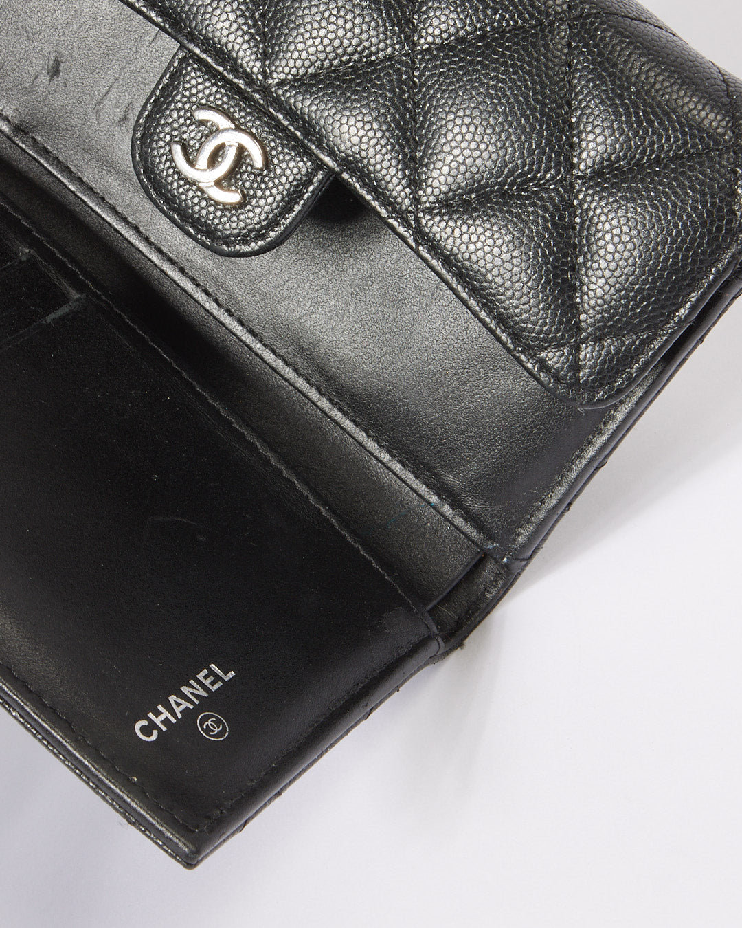 Portefeuille compact à logo CC entrelacé en cuir caviar noir Chanel