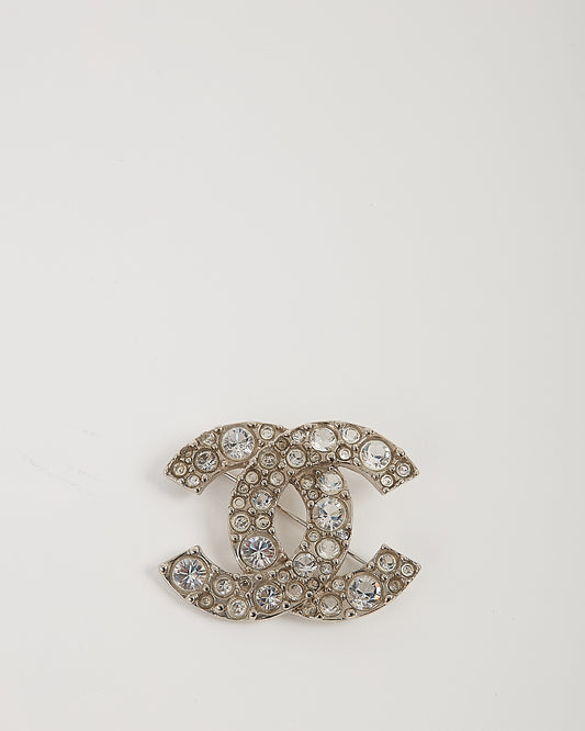 Broche à logo entrelacé CC avec détails en cristal Chanel
