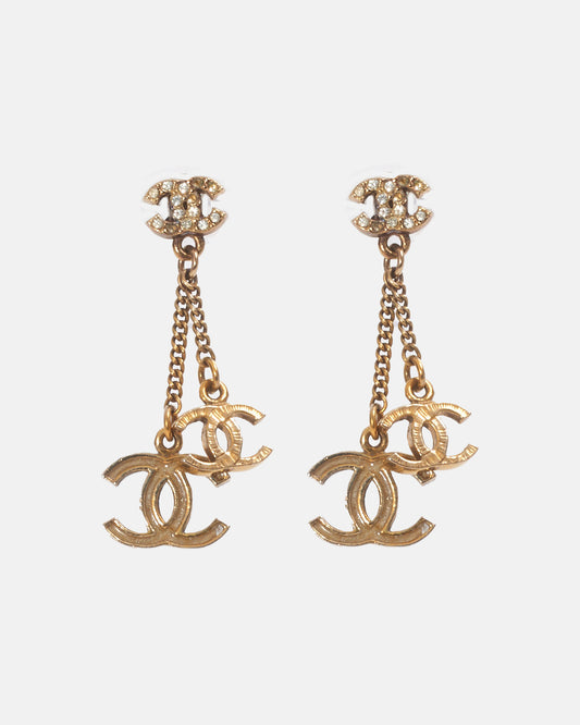 Boucles d'oreilles Chanel avec logo entrelacé triple CC ton or antique