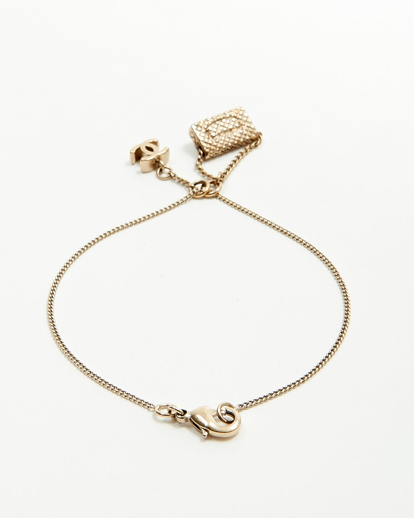 Bracelet pendentif à rabat Chanel et logo CC ton antique Chanel
