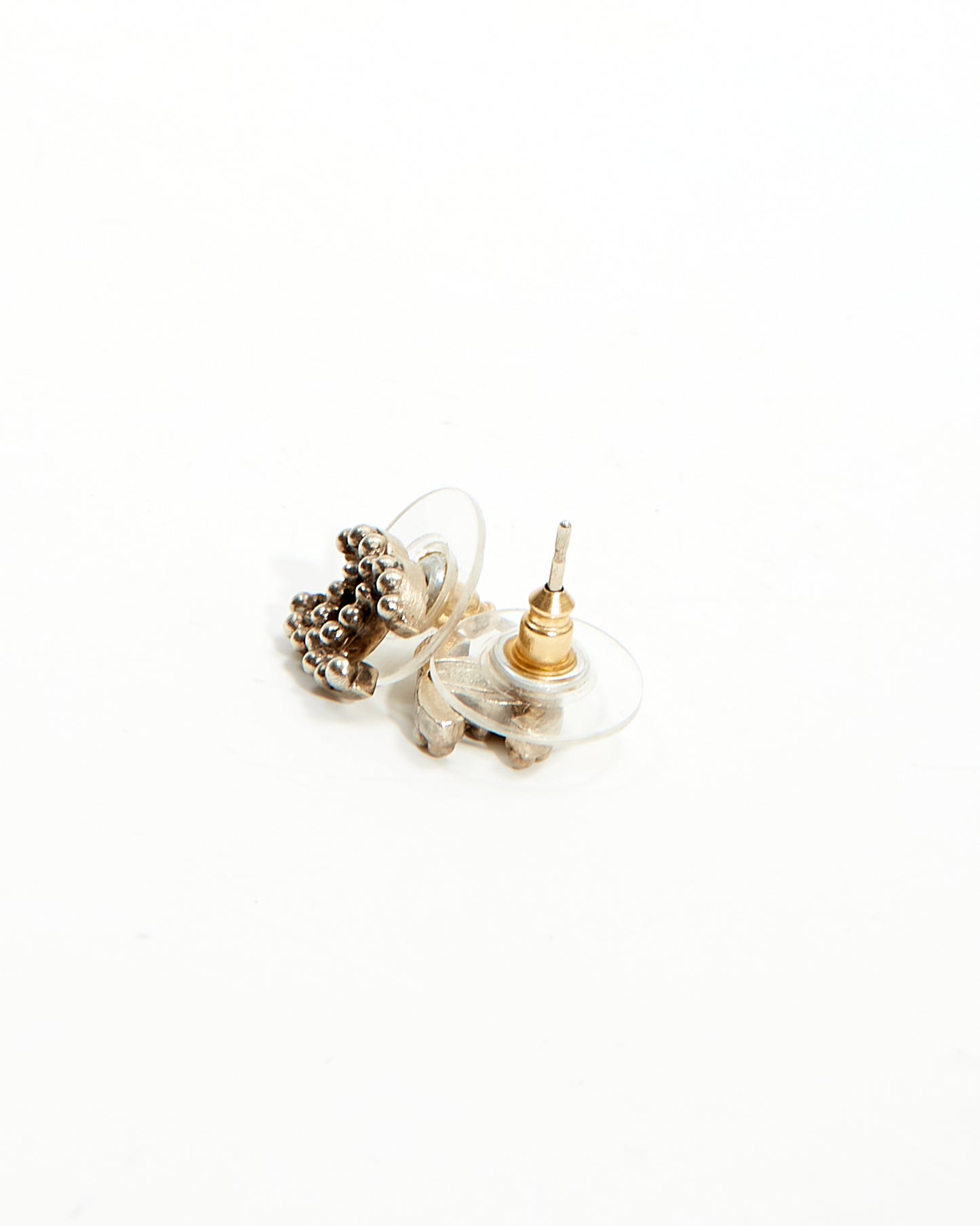 Boucles d'oreilles antiques cloutées avec logo CC Chanel
