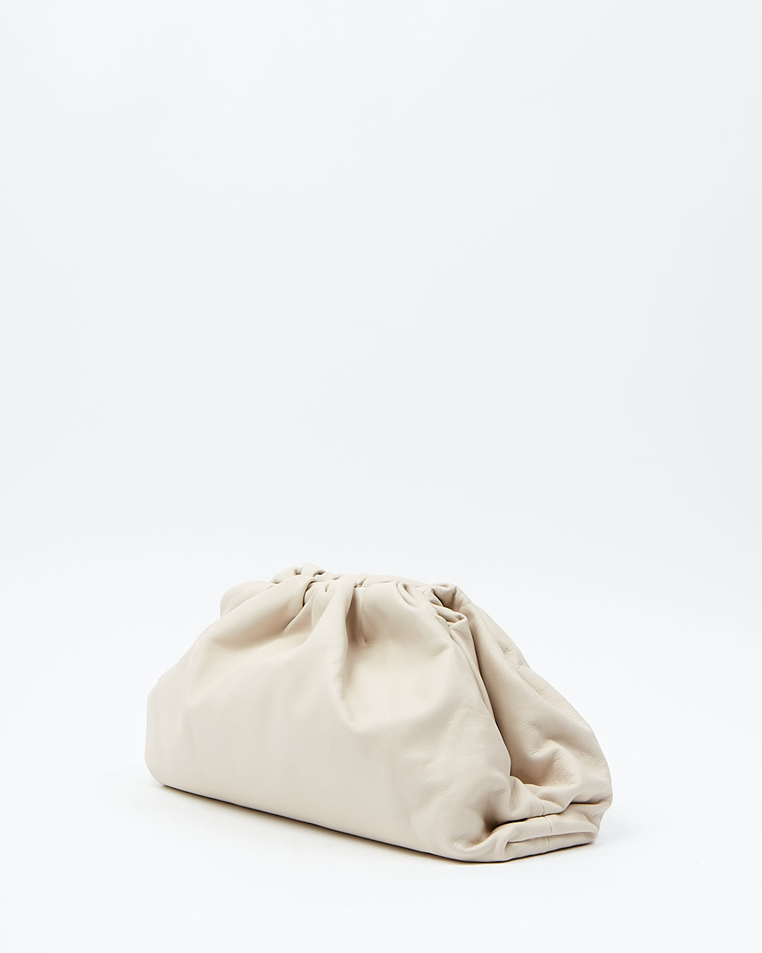 Bottega Veneta pochette en cuir blanc cassé The Pouch