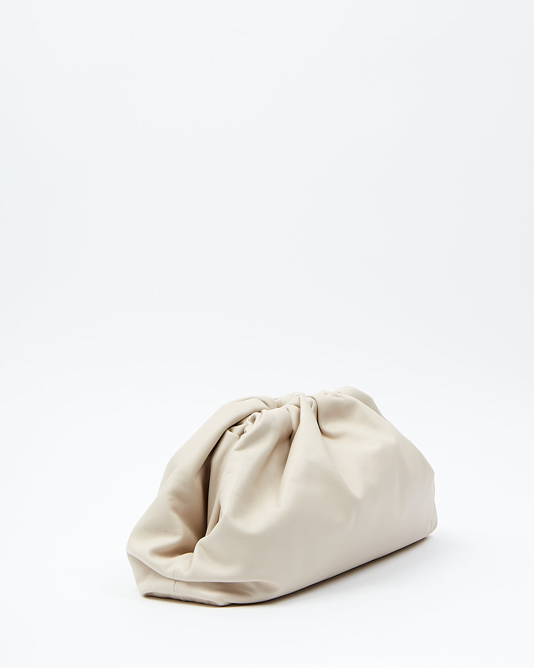 Bottega Veneta pochette en cuir blanc cassé The Pouch