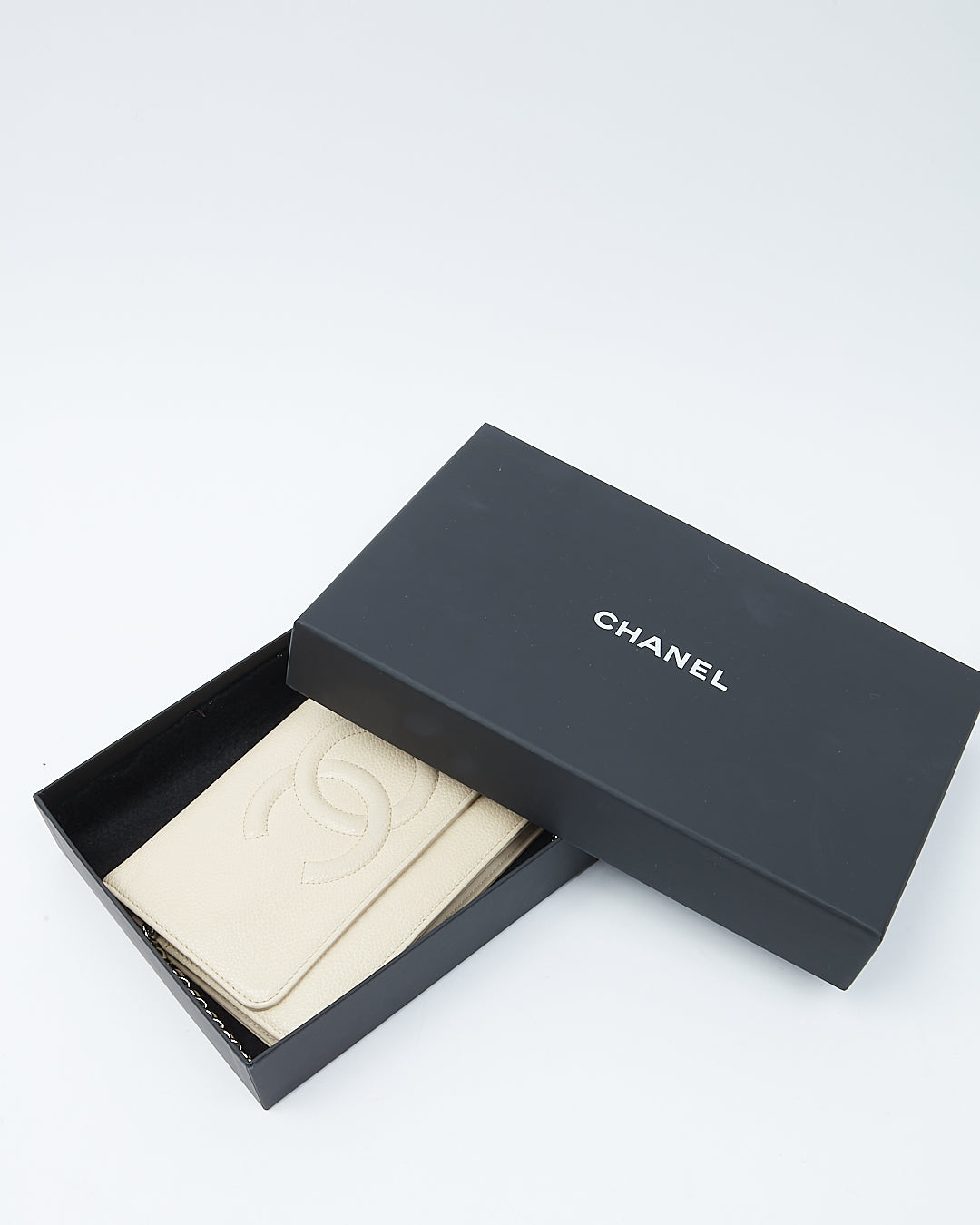 Portefeuille caviar intemporel CC beige Chanel sur chaîne