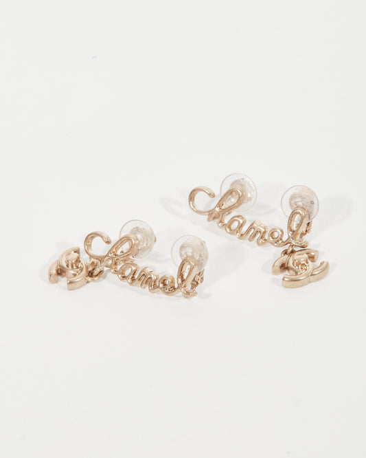 Boucles d'oreilles à clip avec logo en or antique Chanel