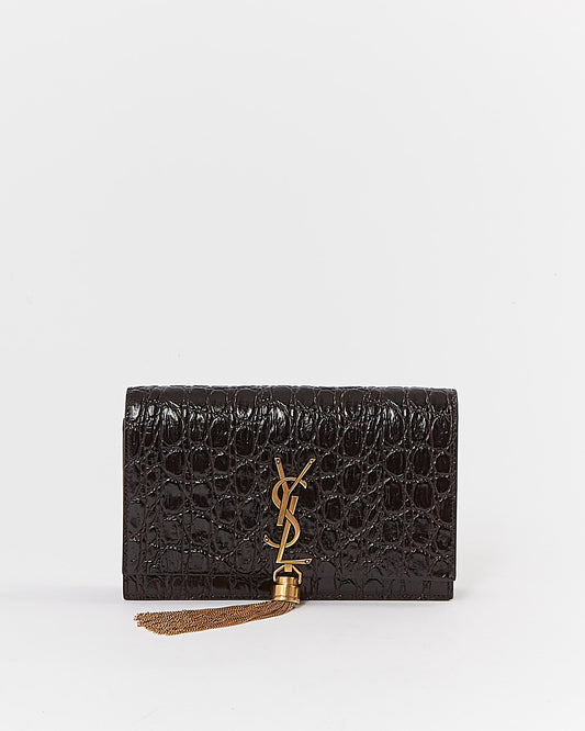 Saint Laurent Portefeuille avec logo à pompon en cuir embossé croco marron foncé sur chaîne